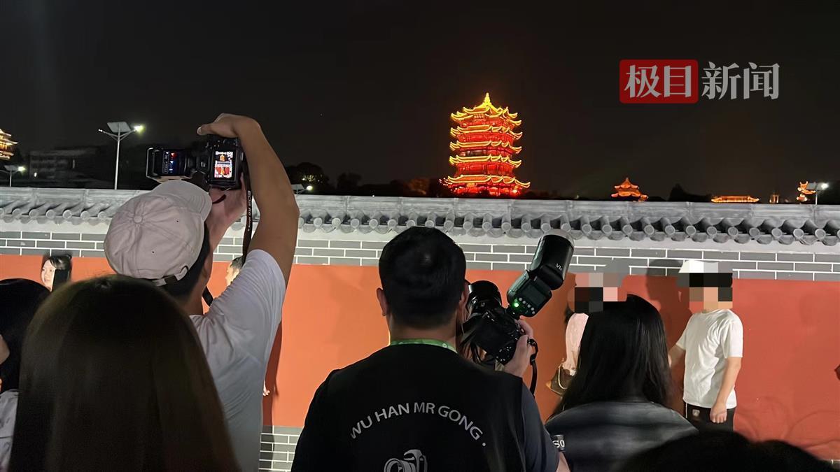 黄鹤楼红墙前商拍扎堆，精修照一张30元，有摄影师称一天能赚数千元3