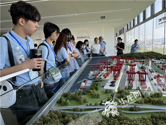 台湾青年学生在重庆西部国际物流枢纽园展区内参观。华龙网-新重庆客户端记者 李梦婷 摄