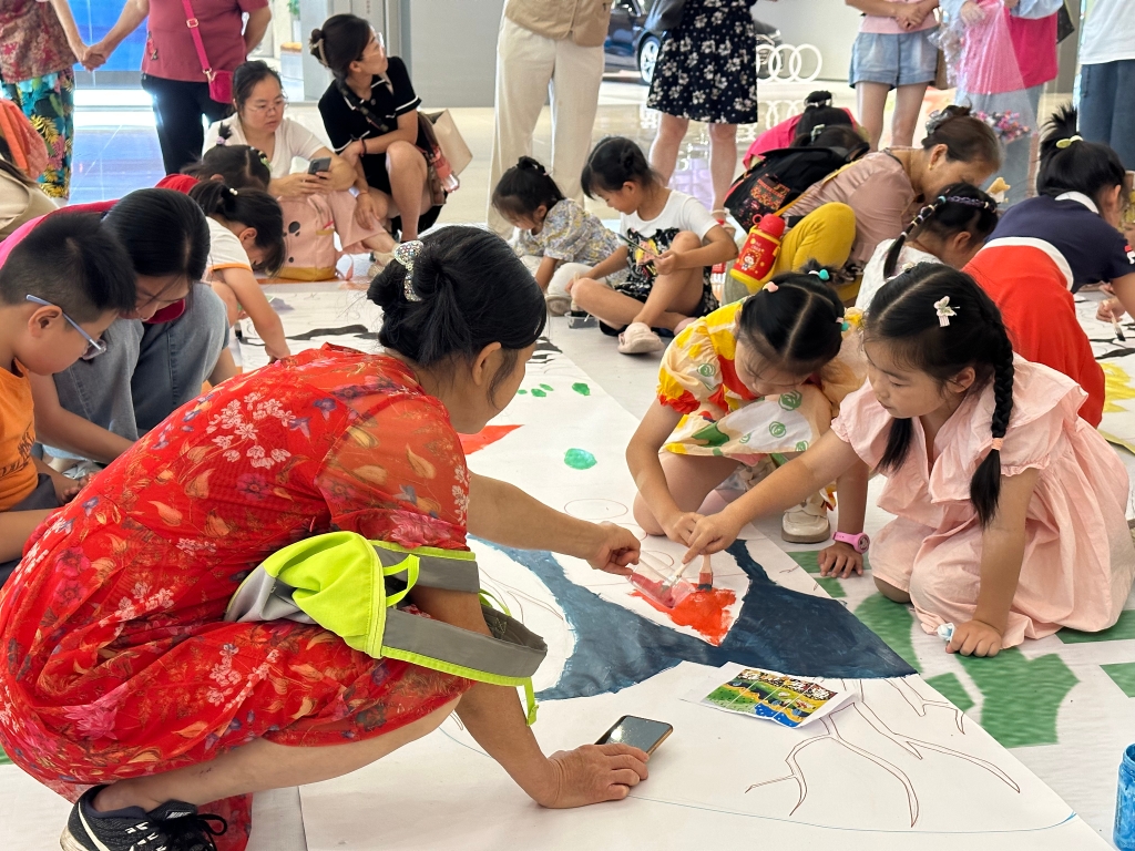 家长孩子共绘绿色长卷。华龙网-新重庆客户端记者 陈柔洁 摄