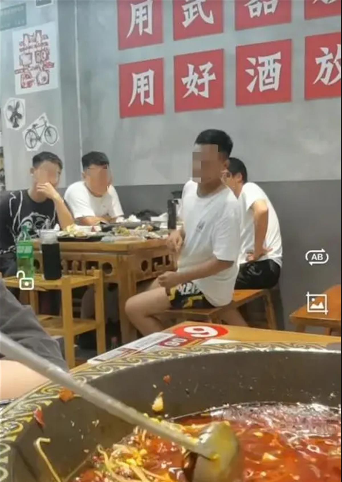 女子就餐被邻桌男盯着看怒泼酸梅汁，不能“泼时一时爽，过后心慌慌”