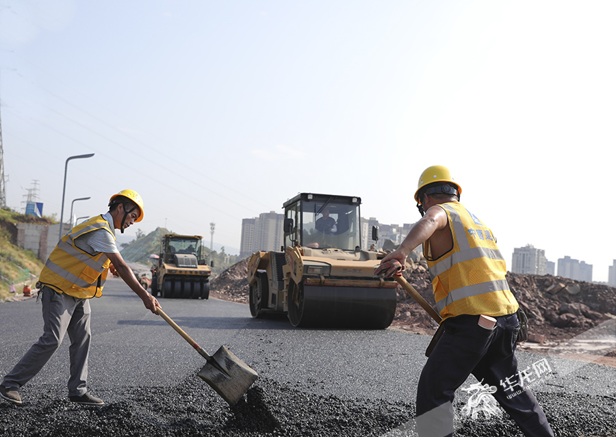 工人们正在进行路面沥青铺设作业。华龙网-新重庆客户端 首席记者 李文科 实习生 张钊瑞 摄