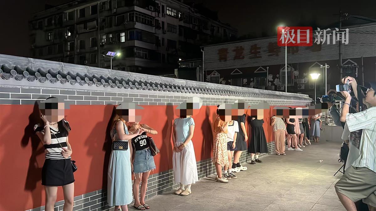 黄鹤楼红墙前商拍扎堆，精修照一张30元，有摄影师称一天能赚数千元1