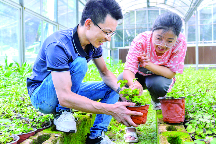 重庆三峡珍稀植物园，技术人员正在日常管护珍稀植物。 记者 付作侨 摄