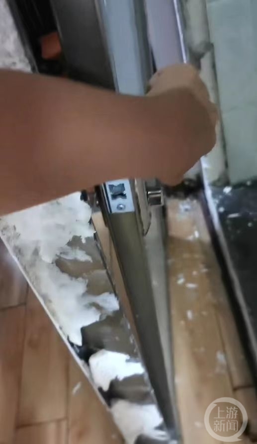 女游客入住千户苗寨一酒店被锁浴室踹门10分钟脱困,酒店:顾客自己反锁的3