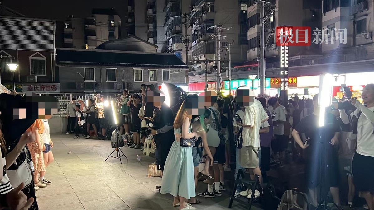 黄鹤楼红墙前商拍扎堆，精修照一张30元，有摄影师称一天能赚数千元2