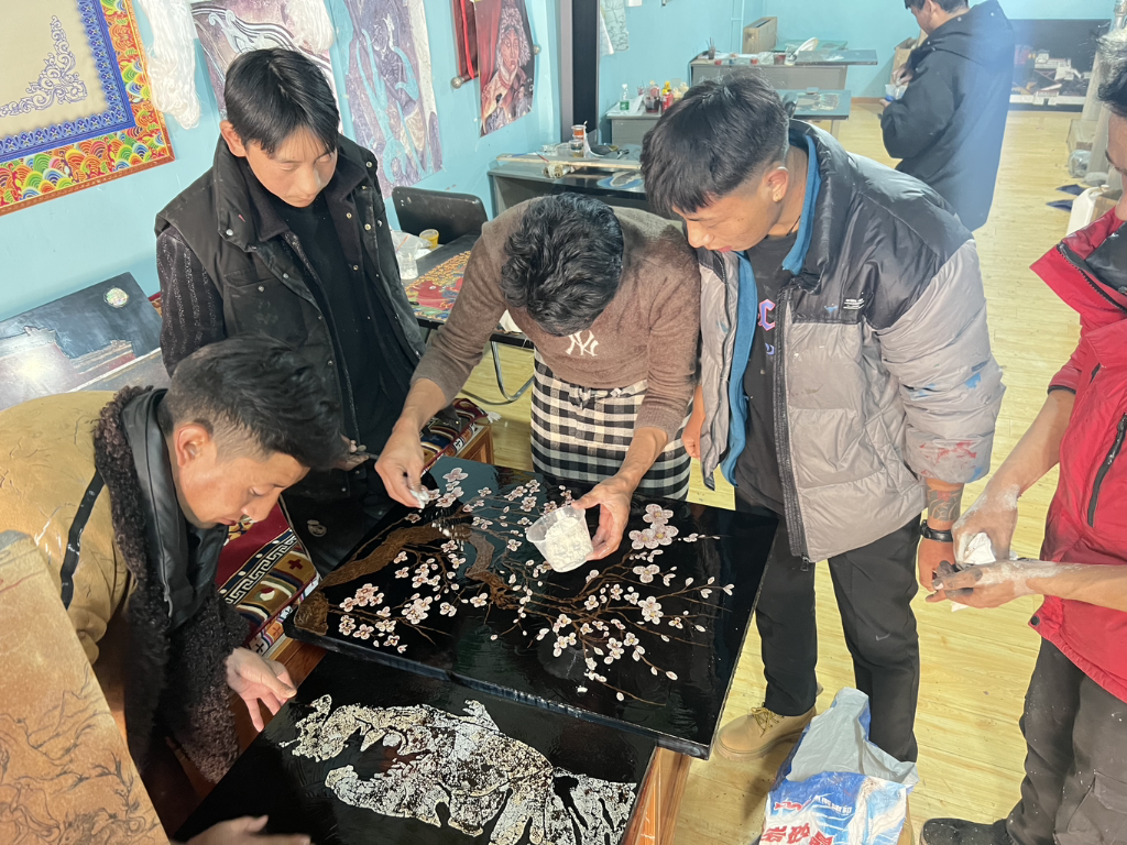 重庆帮扶昌都的创业项目,类乌齐县唐卡制作技能。重庆市人力社保局 供图