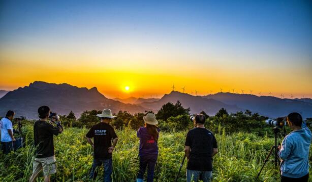 山王坪的落日晚霞是摄影爱好者们追逐的美景。
