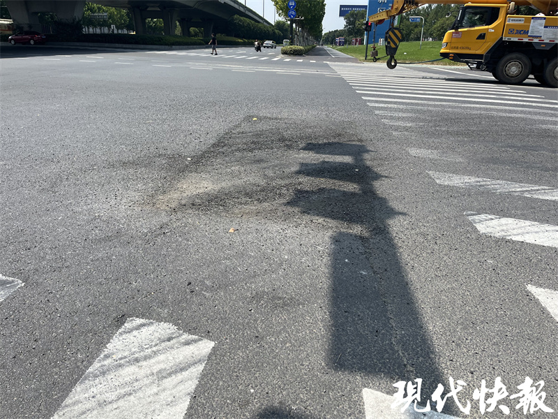 路面坑洼致男子骑车摔断肋骨，市政部门是否该担责？4