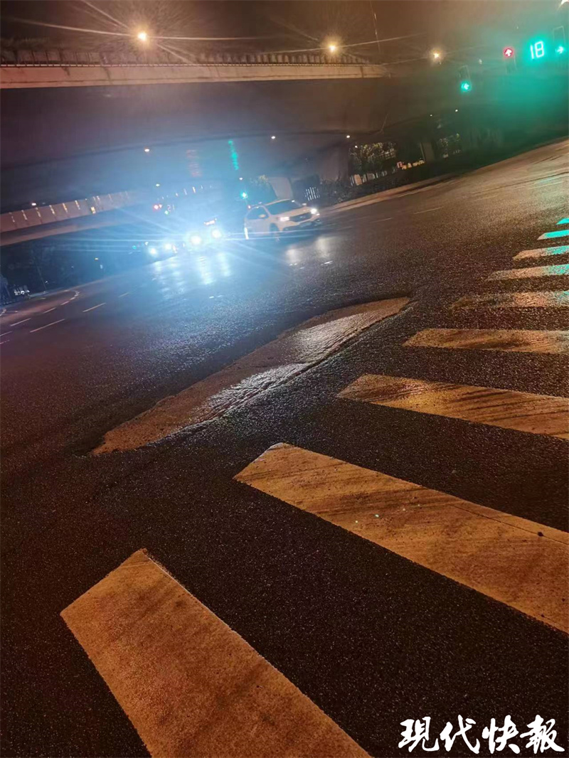 路面坑洼致男子骑车摔断肋骨，市政部门是否该担责？3