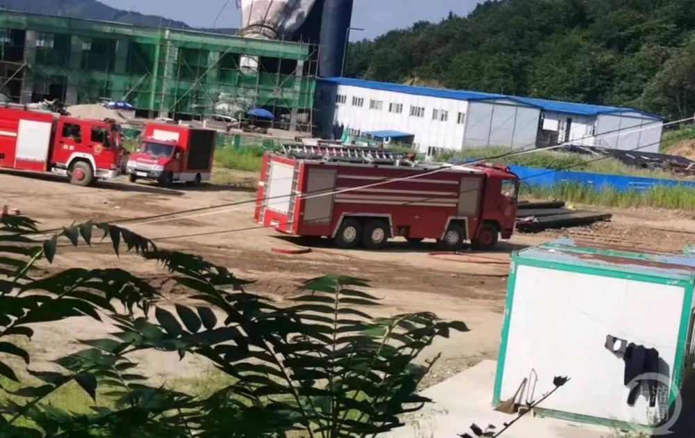 辽宁丹东一热电厂高塔起火倒塌,目击者:听说无人员伤亡4
