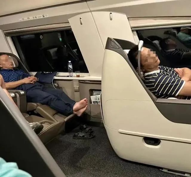 同事脱鞋，列车长被免职！2