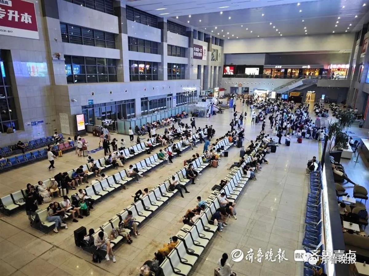 通报批评后，泰安高铁站候车厅按摩椅连夜被拆除，换成普通座椅1