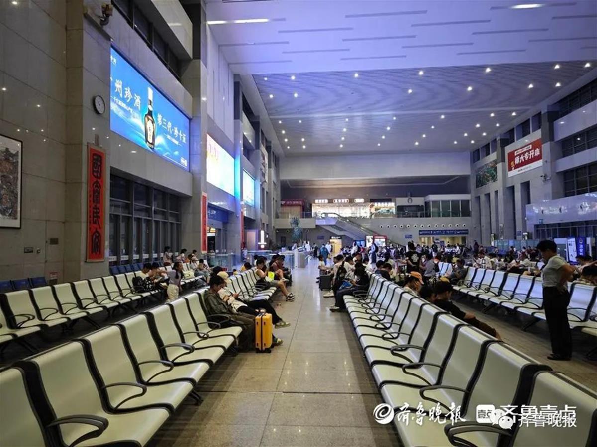 通报批评后，泰安高铁站候车厅按摩椅连夜被拆除，换成普通座椅2