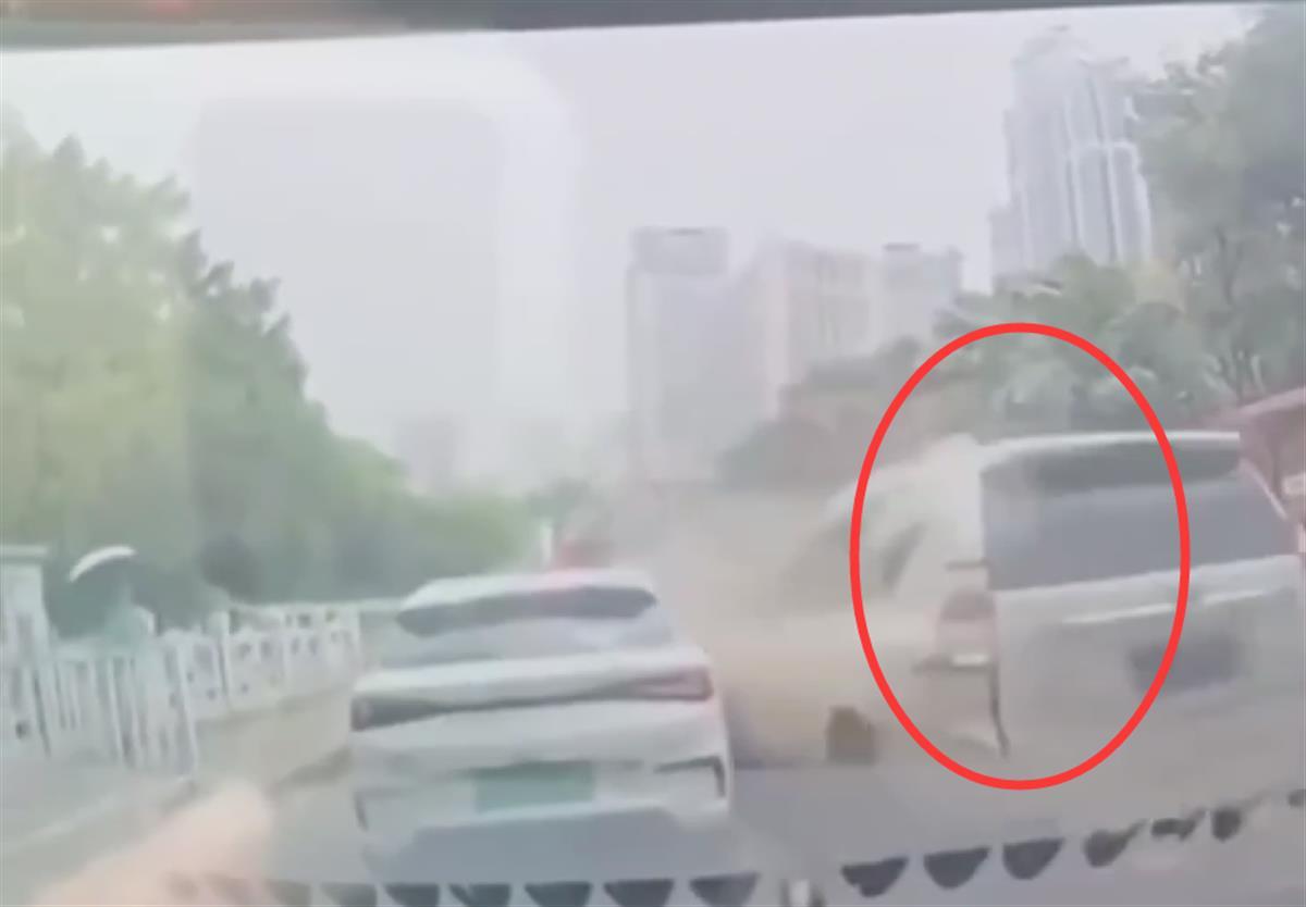 亲历者讲诉“云南蒙自汽车连撞多车致多人受伤”：有司机驾车拦截被顶着前行，还有车辆被撞“飞”10米1