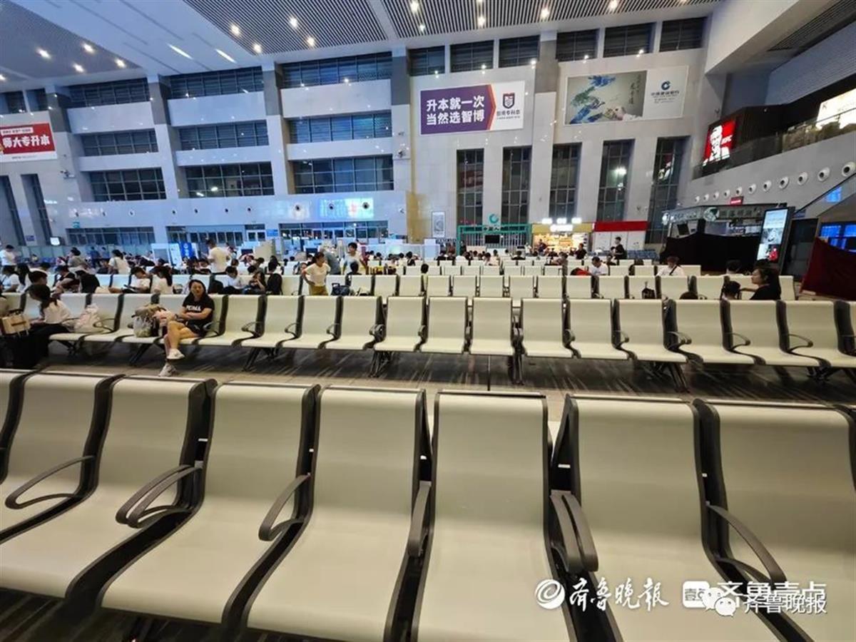 通报批评后，泰安高铁站候车厅按摩椅连夜被拆除，换成普通座椅3