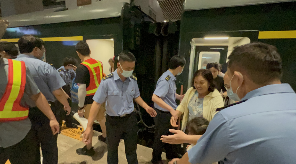 “大家放心！到北京了！” 直击K396滞留旅客“回家”1