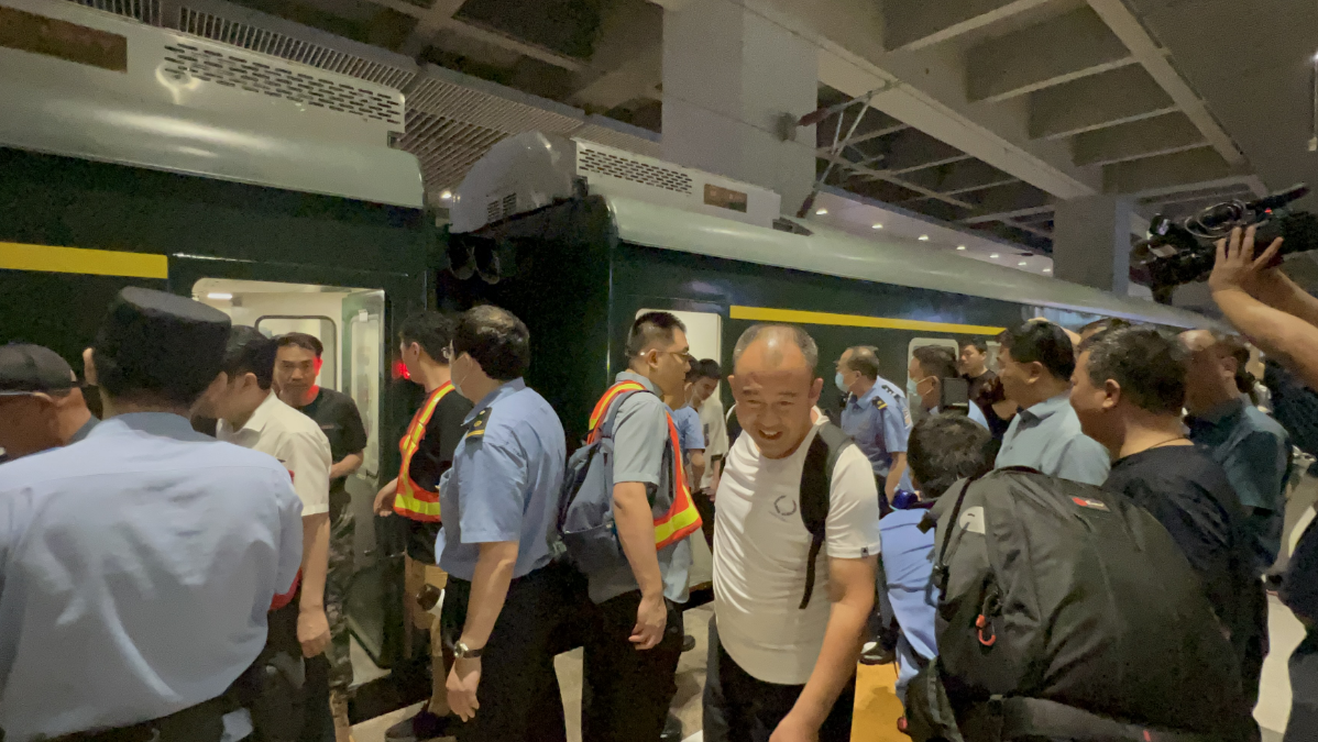 “大家放心！到北京了！” 直击K396滞留旅客“回家”3