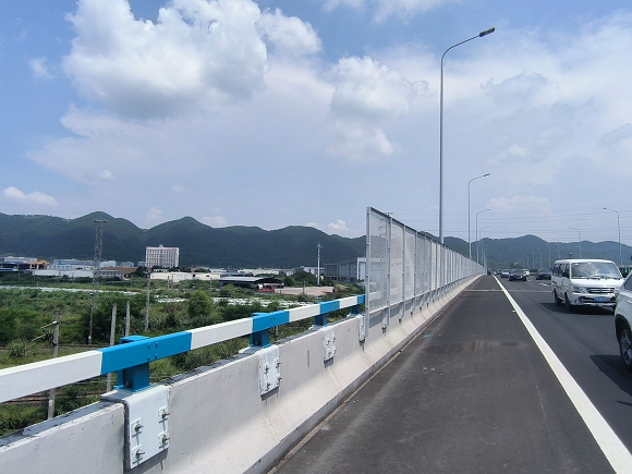2王家桥大桥新装防撞栏杆和防抛网。市市政设施运行保障中心供图。