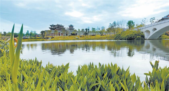 水清岸绿的香国公园。实习生 毛婧璇 摄