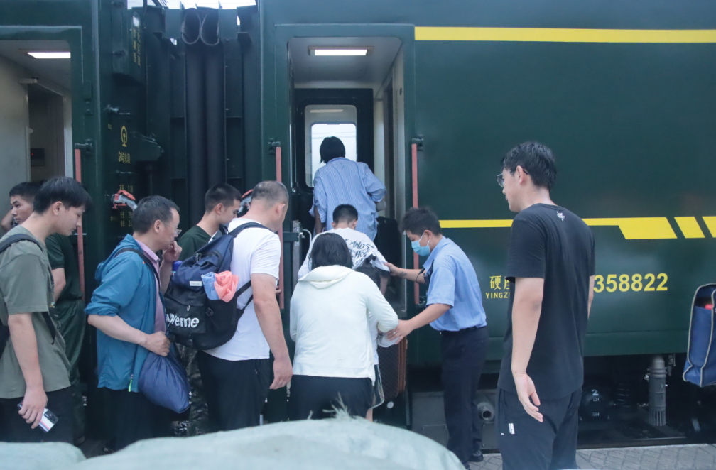 “大家放心！到北京了！” 直击K396滞留旅客“回家”2