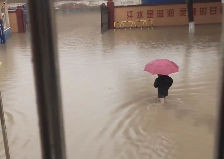 “有生以来见过最大的雨” 极端降雨后民间救援力量正挺进华北3