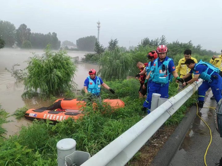 “有生以来见过最大的雨” 极端降雨后民间救援力量正挺进华北4