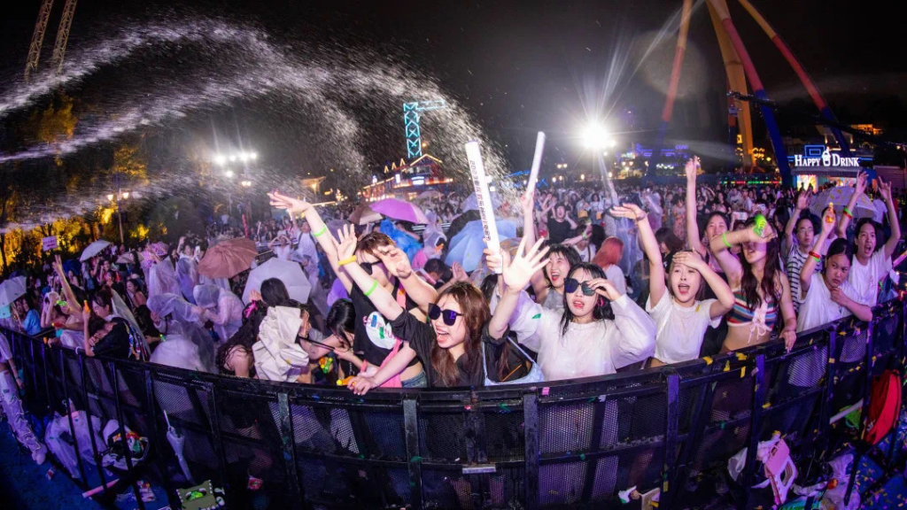 Water-sprinkling and Electronic Music Festival in Chongqing Happy Valley (Photo provided by the scenic area)