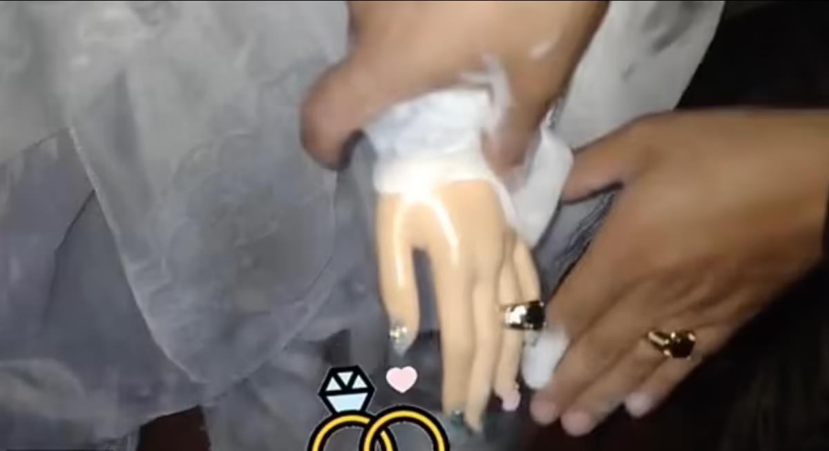 男子娶布娃娃为“妻”，还“生”了3个“孩子”，“一家五口”生活幸福，网友：他应该去看病8