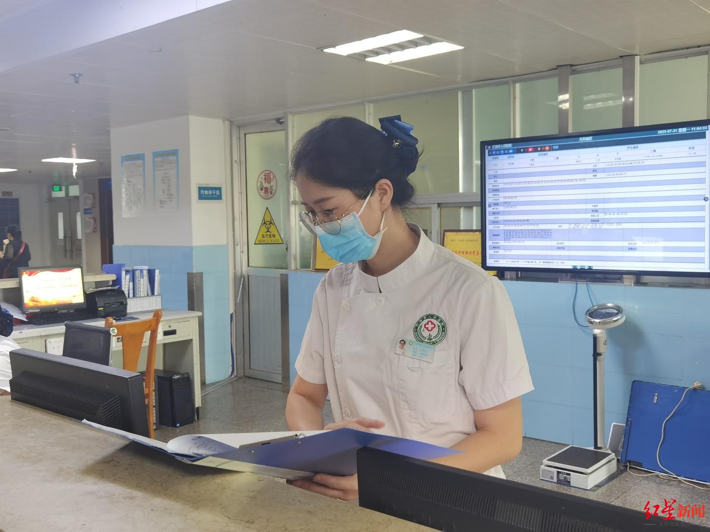 男孩溺水失去意识，女护士跪地抢救挽回生命：“听到呼救出于潜意识去救人”2