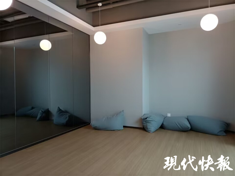 “拼桌”办公、设施共享！创业年轻人：共享办公真香7