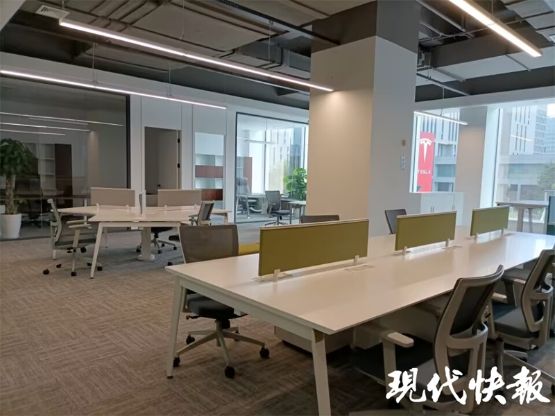 “拼桌”办公、设施共享！创业年轻人：共享办公真香9