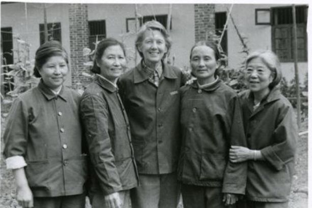 上世纪80年代伊莎白（左三）在璧山和当地居民的合影。图源重庆日报