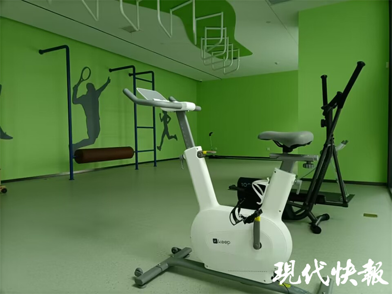 “拼桌”办公、设施共享！创业年轻人：共享办公真香6