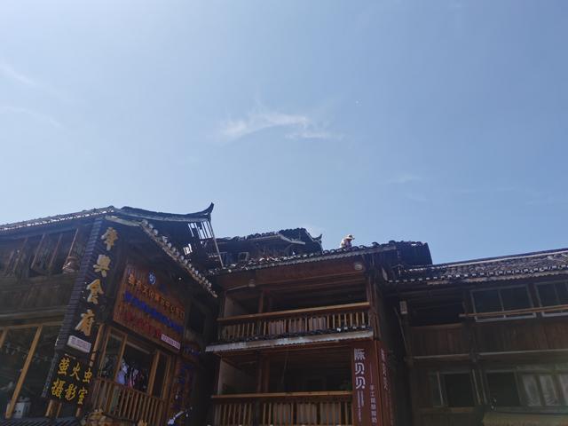贵州肇兴侗寨9人遇难火灾细节：烧毁的是网红民宿，老板冲上3楼抱儿子下来1