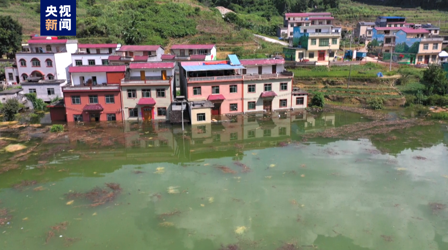 广西一地消水溶洞堵塞致百亩土地内涝，当地全力救灾3