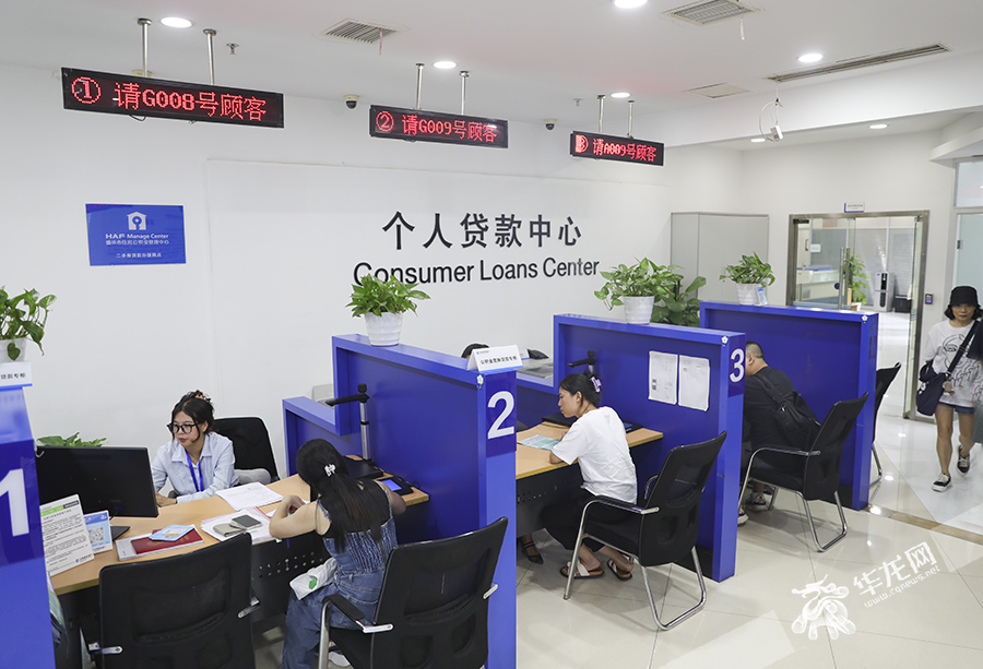 重庆开展灵活就业人员参加住房公积金制度试点工作2年来,已有近19万人开户缴存。华龙网-新重庆客户端 首席记者 李文科 实习生 张钊瑞 摄