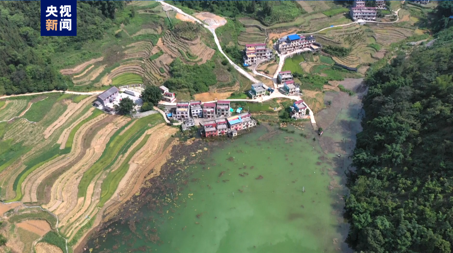 广西一地消水溶洞堵塞致百亩土地内涝，当地全力救灾2
