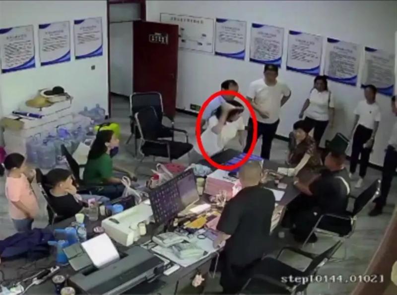山东费县一副局长家属向景区员工连泼3杯热水，警方：拘留10日！纪委介入调查