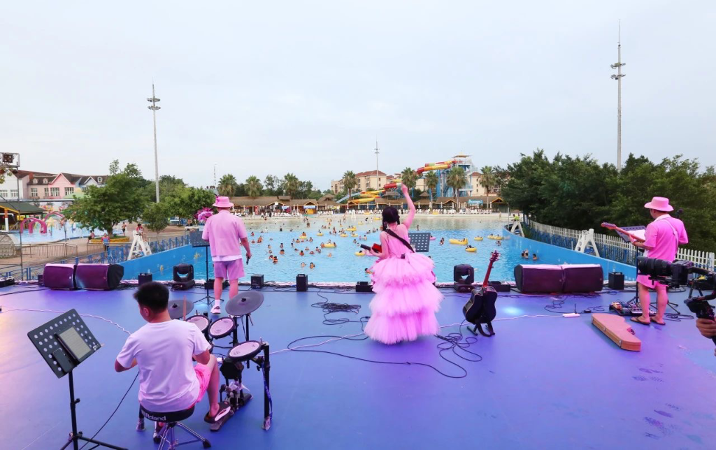 乐和乐都水上乐园推出火烈鸟主题音乐舞蹈秀。景区供图