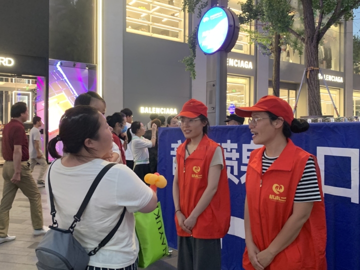 西湖音乐喷泉成了“音乐喷钱”，每杯8元的豆浆摊供不应求，日入8000元4