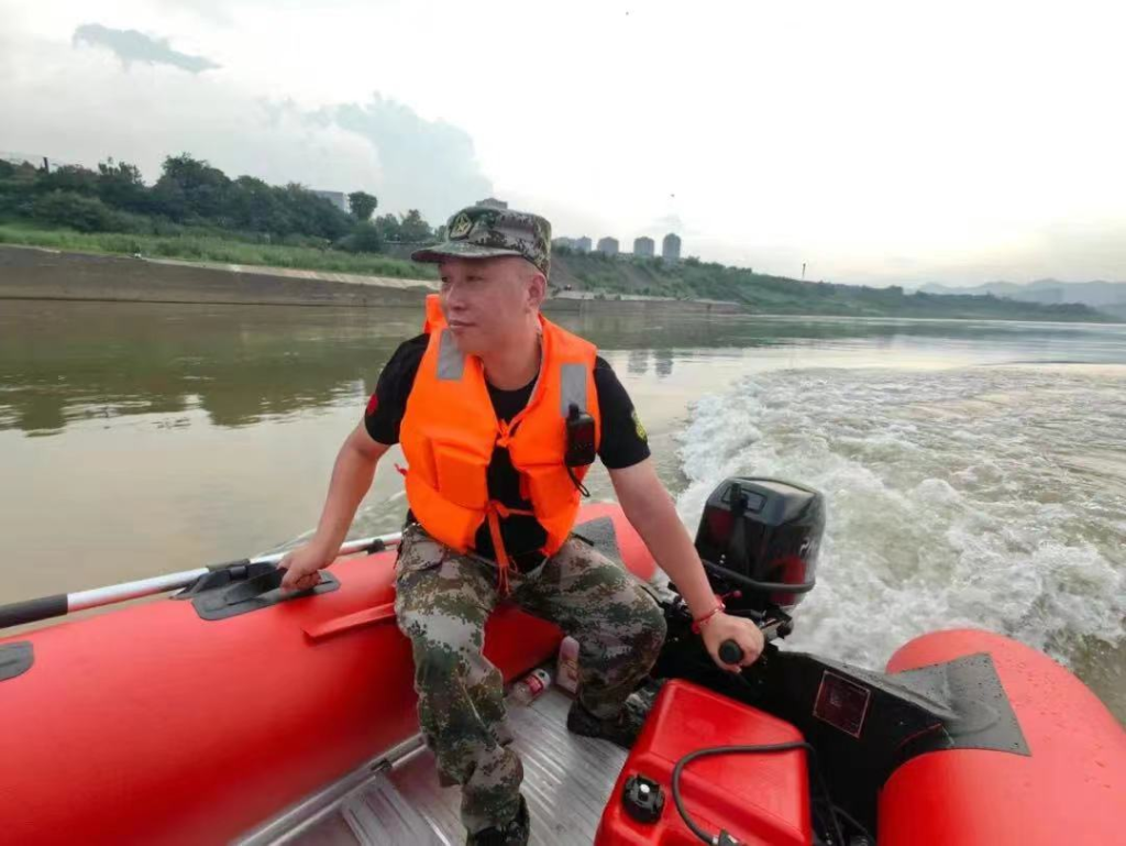 张小东示范驾驶冲锋舟救援的要领。重庆八二五应急救援支队供图 华龙网发