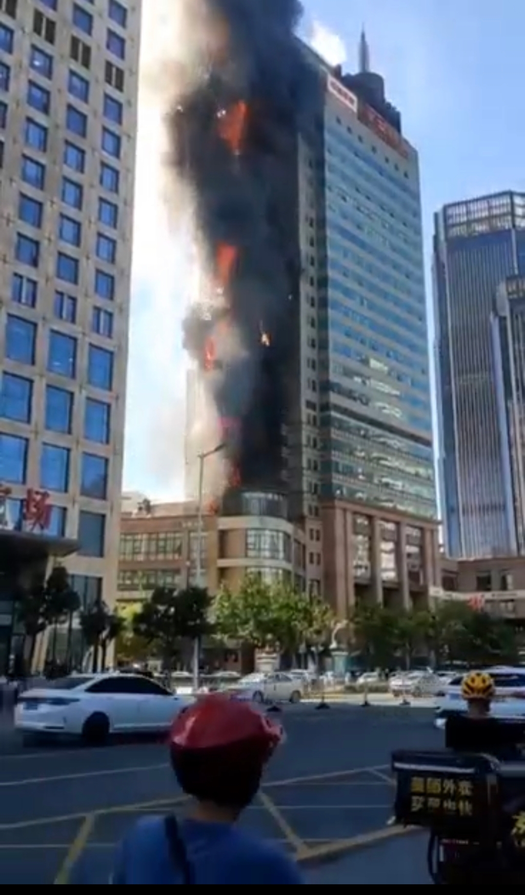 大楼外立面燃起大火。视频截图2