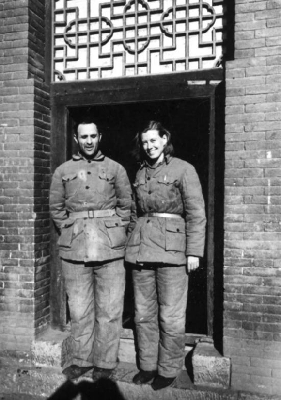 伊莎白·柯鲁克(右)和丈夫大卫·柯鲁克在河北省进行社会调查