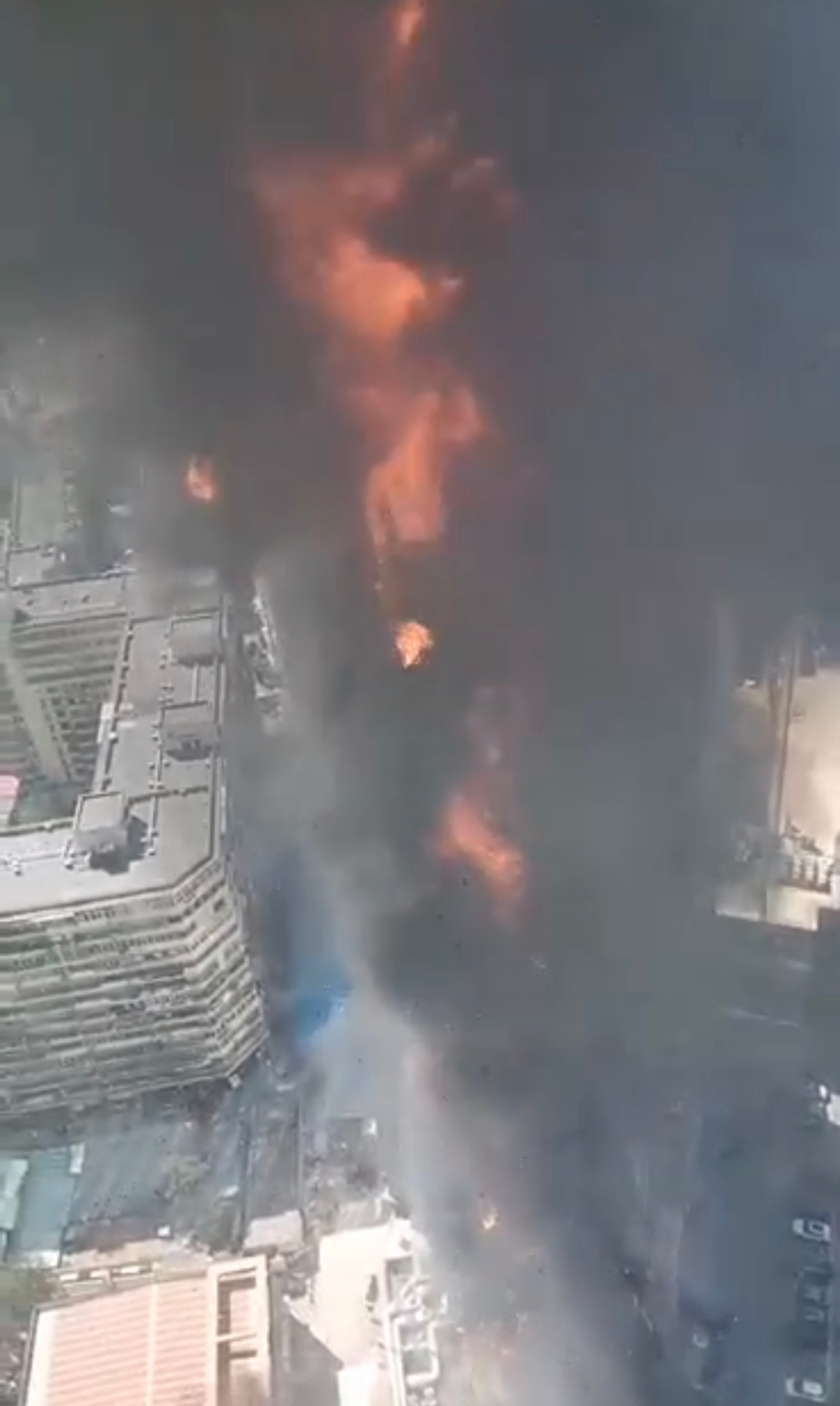 大楼外立面燃起大火。视频截图3