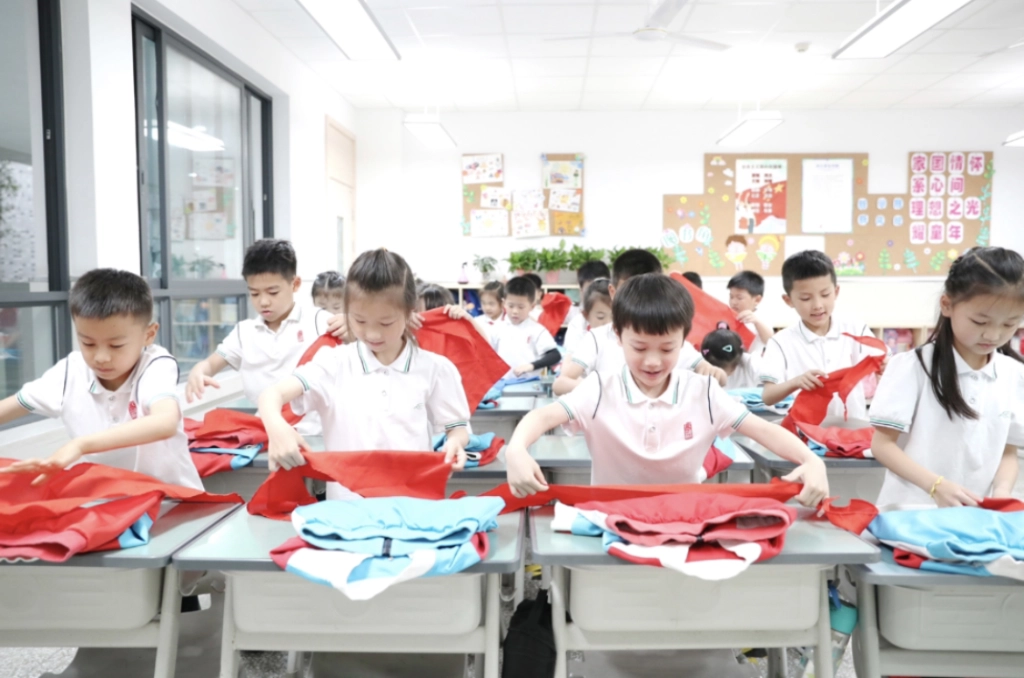 重庆人和街小学的孩子们正在学习收纳衣服。重庆人和街小学供图