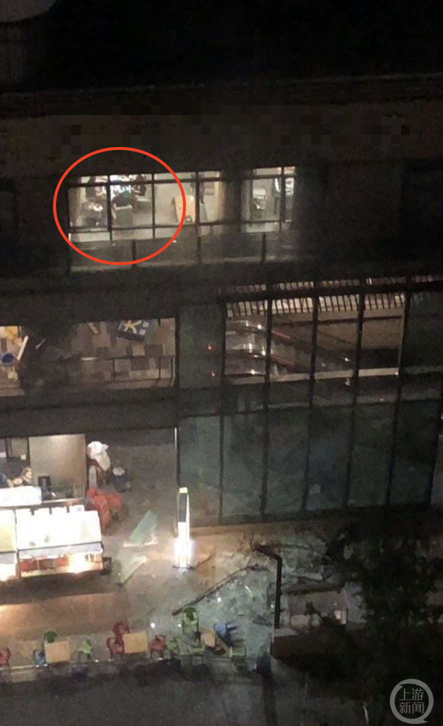 成都一商铺燃气闪爆楼上淡定打麻将,服务员:他们打完了才走的1