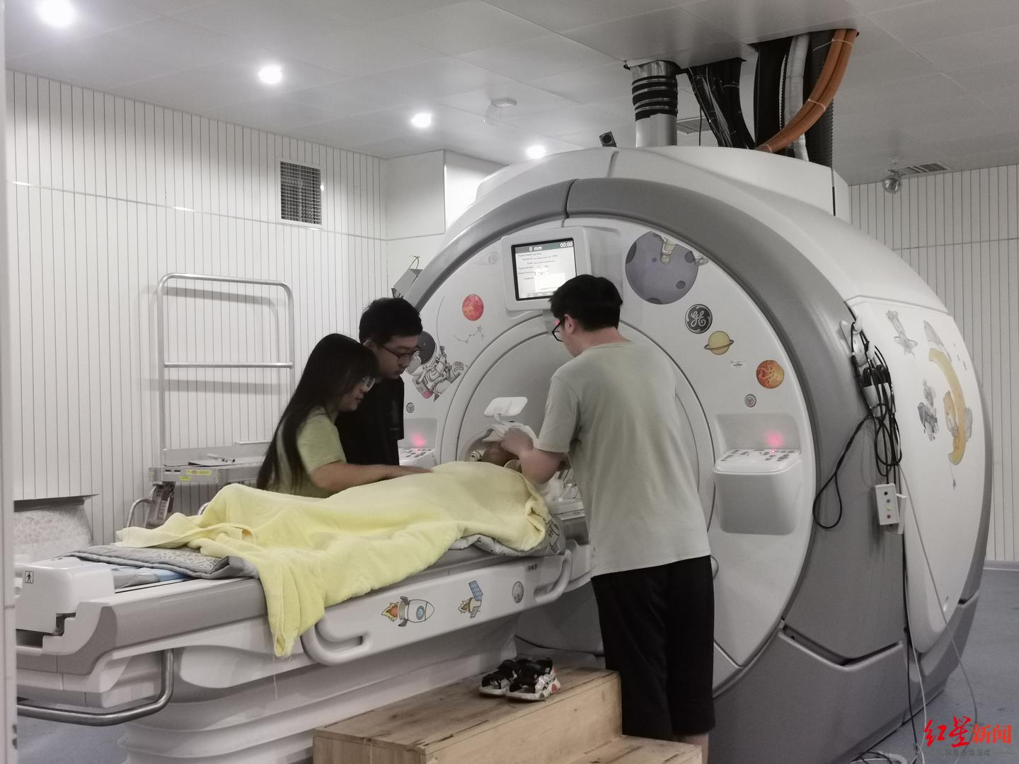 8岁“数学奇童”完成大脑影像扫描 专家评估：部分脑区发育超前，计算天赋或与此有关1