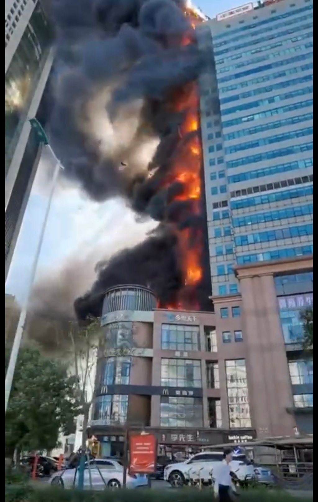 大楼外立面燃起大火。视频截图