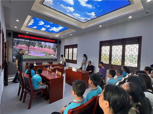 青少年和市民群众参观重庆法院环境资源梁平双桂湖巡回审判站。通讯员 周洁 摄