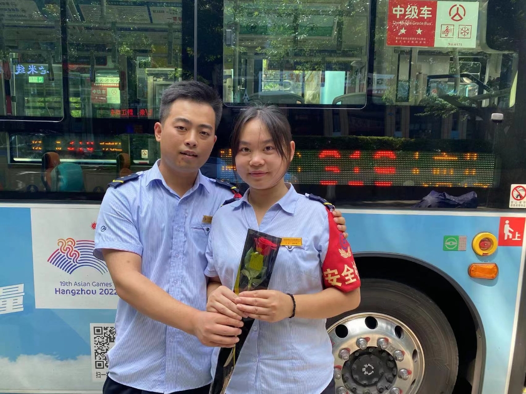 七夕节，刘彩霞收到丈夫徐鑫送的鲜花。重庆南部公交供图